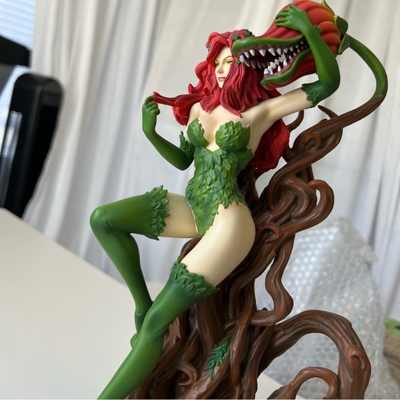 12” Poison Ivy Statue by IKON LE 200 SOLD OUT - Picture 4 of 15
